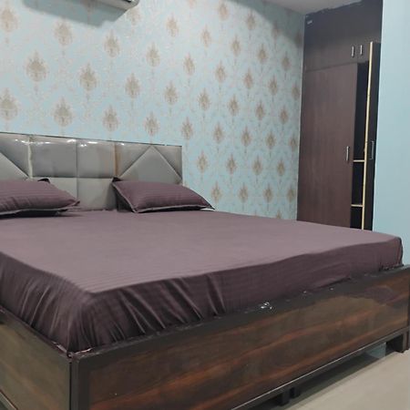 Shree Ji Hotel Грейтър Нойда Екстериор снимка
